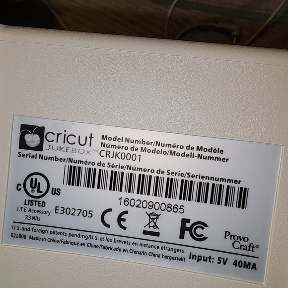 Cricut with cord and cricut jukebox with several cartridges - Picture 7 of 8